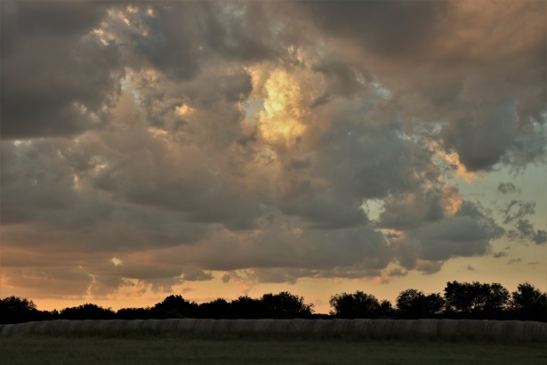 干し草の俵の上に嵐の雲 無料画像 Public Domain Pictures