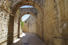 Arcos en el callejón en Jerusalén