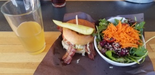 Hambúrguer de Bacon com Salada