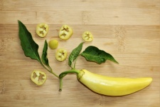 Bananenpeper en plakjes op hout