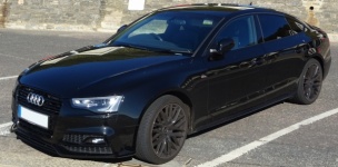 Zwarte Audi-auto