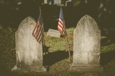 Cimitir cu steag