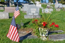 Cementerio con bandera