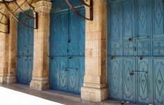 Stängda blå dörrar i Jerusalem