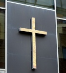Korsa över kyrkans dörrar