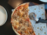 Cortar pizza en restaurante.