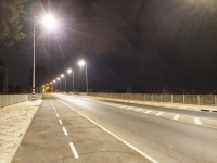 Пустая дорога с уличными фонарями