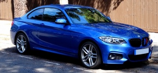 Opvallende saffierblauwe BMW-auto
