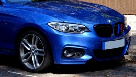 Opvallende saffierblauwe BMW-auto