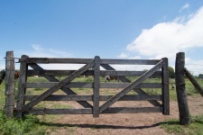 Porte de ferme au champ rural