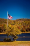 Bandiera degli Stati Uniti in autunno