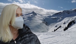 Mulher na neve com máscara