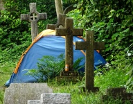 Бездомный спит на кладбище