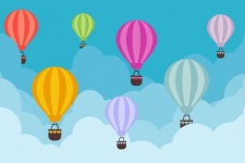 Balony na ogrzane powietrze w chmurach