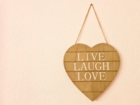 Lev skratta älska