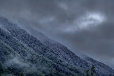 Paysage de montagne brumeux