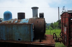 Vieille locomotive à vapeur bleu rouillé