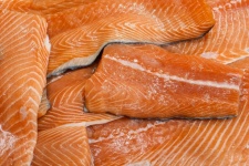 Filetes de salmão crus