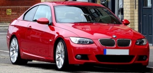 Piros BMW Coupe autó