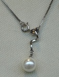 Stříbrný náhrdelník s perlovým přívěskem