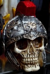 Cráneo con casco de caballeros medievale