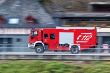 Carro de bombeiros em alta velocidade