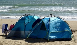Twee tenten op het strand