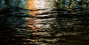 Vatten vinkar ljusreflektioner sol