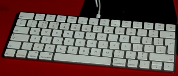 Tastatură albă de computer