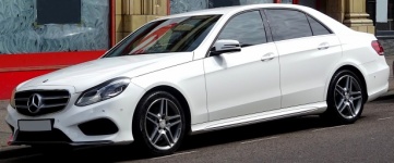 Белый седан Mercedez Benz