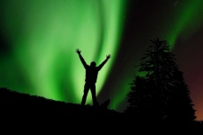Aurora Night Man levantando os braços