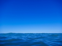 Fundal albastru de mare și cer
