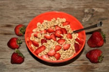 Bol de céréales aux fraises