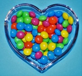 Kleurrijk suikergoed in hartschotel
