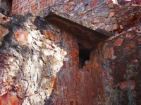 Beschädigung einer Mauer im inneren Fort
