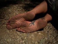 Schmutzige männliche nackte Füße
