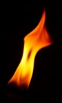 Foc de flacără aprinzând lumânarea