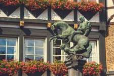 Statua di cavallo e cavaliere