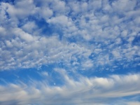 Leitelho e céu de nuvens cirros