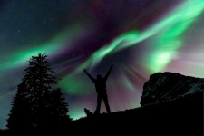 Hombre mirando Aurora Borealis