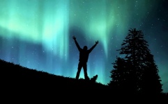 Homem observando a aurora boreal