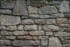 Гранитная каменная стена