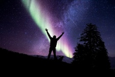 Auroras boreales y silueta de hombre