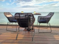 Стол и стулья в ресторане Ocean