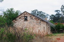 Altes steinernes Bauernhausgebäude mit S