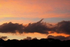 Cielo arancione al tramonto con nuvole s