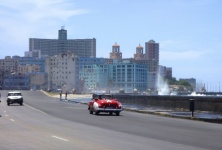 在哈瓦那的红色敞篷跑车车