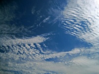 Nubes delgadas contra el cielo azul