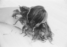 Gråtande kvinna med långt hår