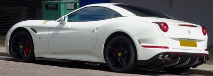 Witte Ferrari auto achterzijde
